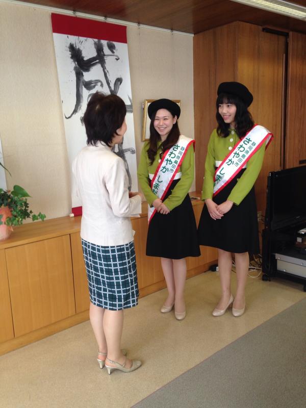 第11代さわやかしまだの河村さんと亀山さんがユニフォームを着てタスキをかけて、市長に挨拶をしている