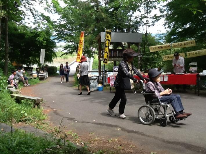 車いすが通る風景