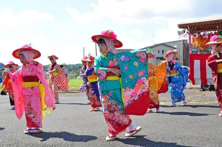 色鮮やかな衣装の女子児童たちが踊る様子