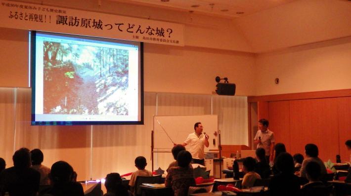 大きいスクリーンに写真を写して諏訪原城の解説をしています