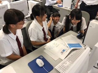 女子生徒が4人。楽しそうに授業をしている画像です。