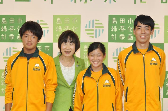 染谷市長とユニフォームを着用した出場選手3人が笑顔で写っている画像