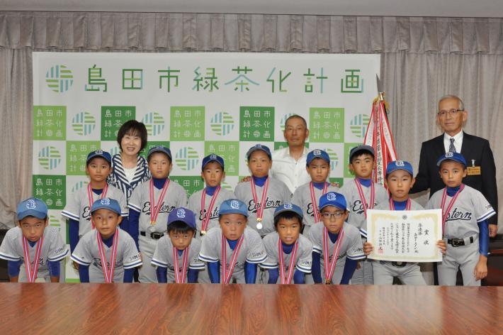 市長と一緒に首からメダルをかけ賞状を手にした島田イースタンの選手たちと監督がきれいに並んで写っている画像