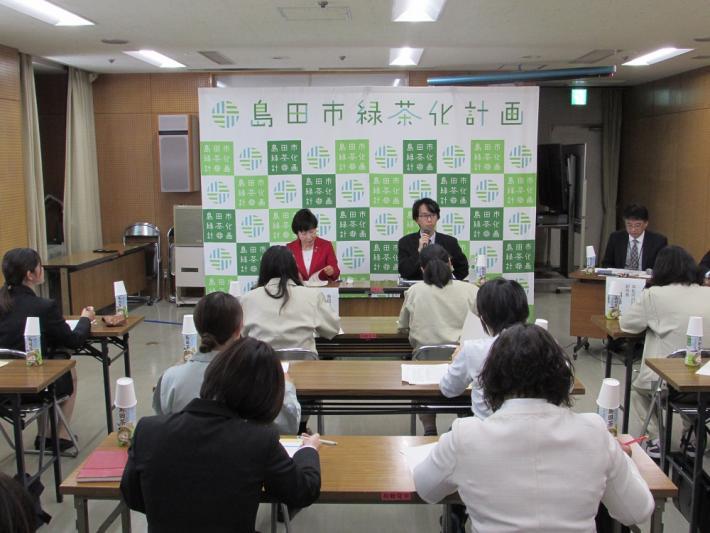市長と尾藤浜松河川国道事務所長が前に座り、女性職員や女性社員たちを前に意見交換をしている