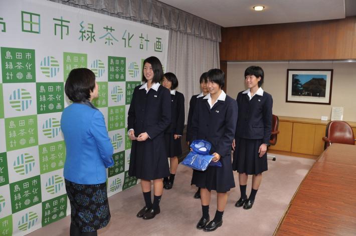 島田高校陸上競技部の女生徒五人が、島田市長と向き合っている