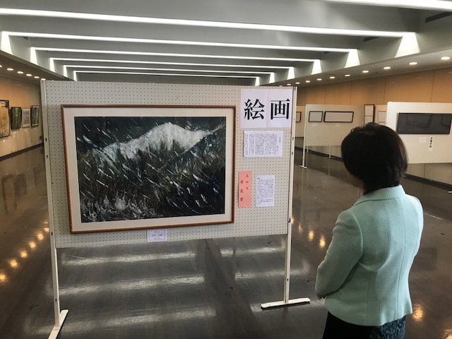 市長が展示されている絵画を見ている