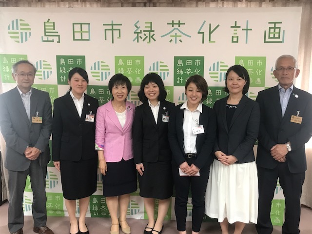 市長と、斎藤南さん、真鍋智美さん、栗田奈美さん他関係者が横一列に立って並んでいる