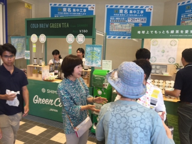 駿河湾沼津サービスエリアで出店している茶カフェと、その前にいるお客さん