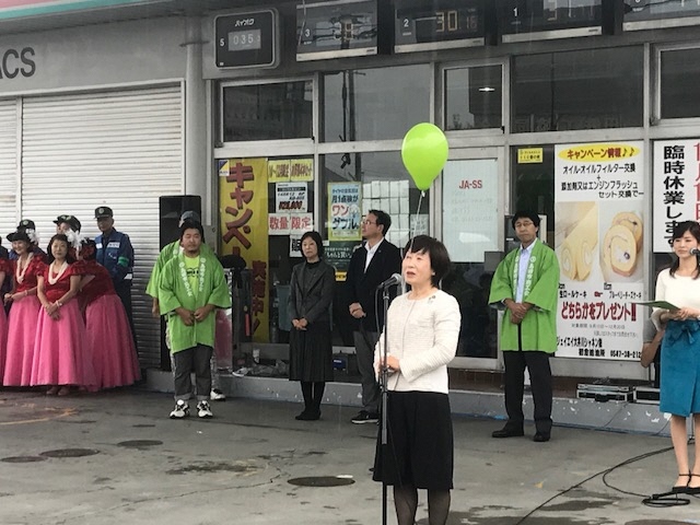 初倉まつりで、市長が挨拶をしている