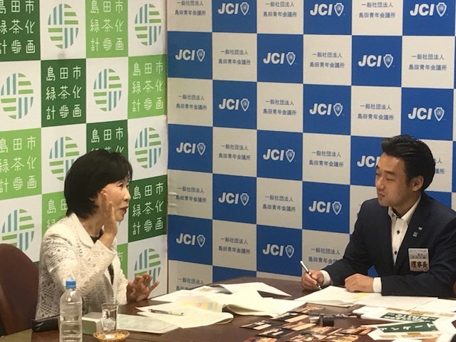 たくさんの資料が机の上に並べ、市長と島田青年会議所の片山理事長が話をしている