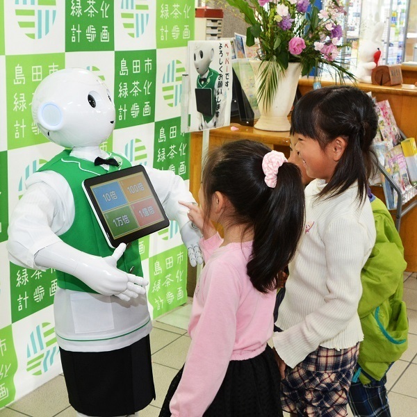 市役所を案内するロボット