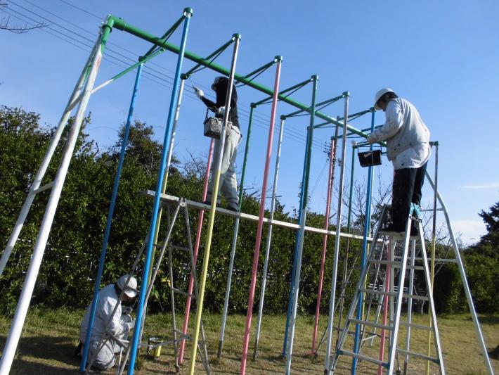 のぼり棒塗装中