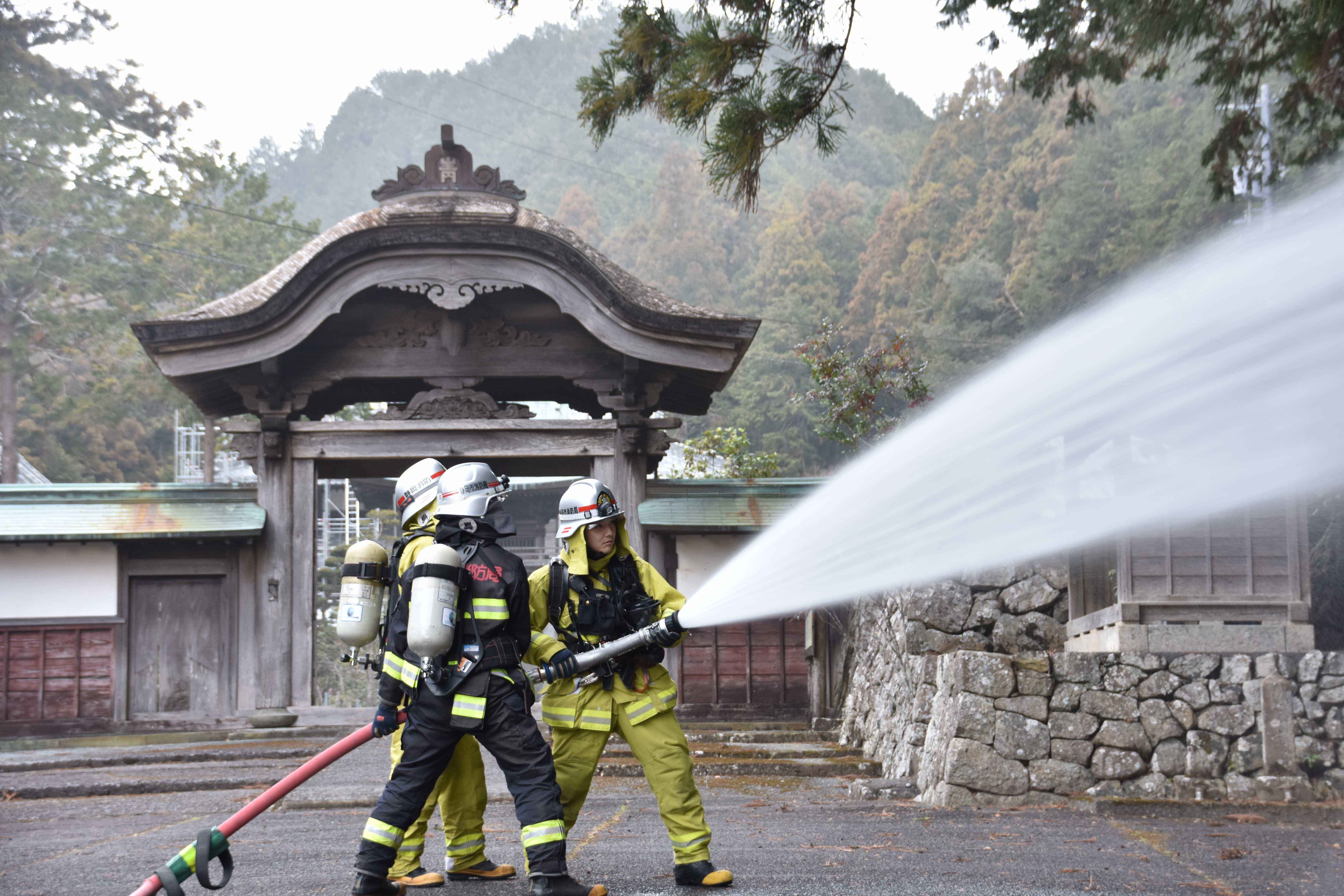 静居寺惣門側で放水する島田消防署員