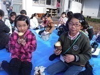 焼き芋を食べている女の子たち