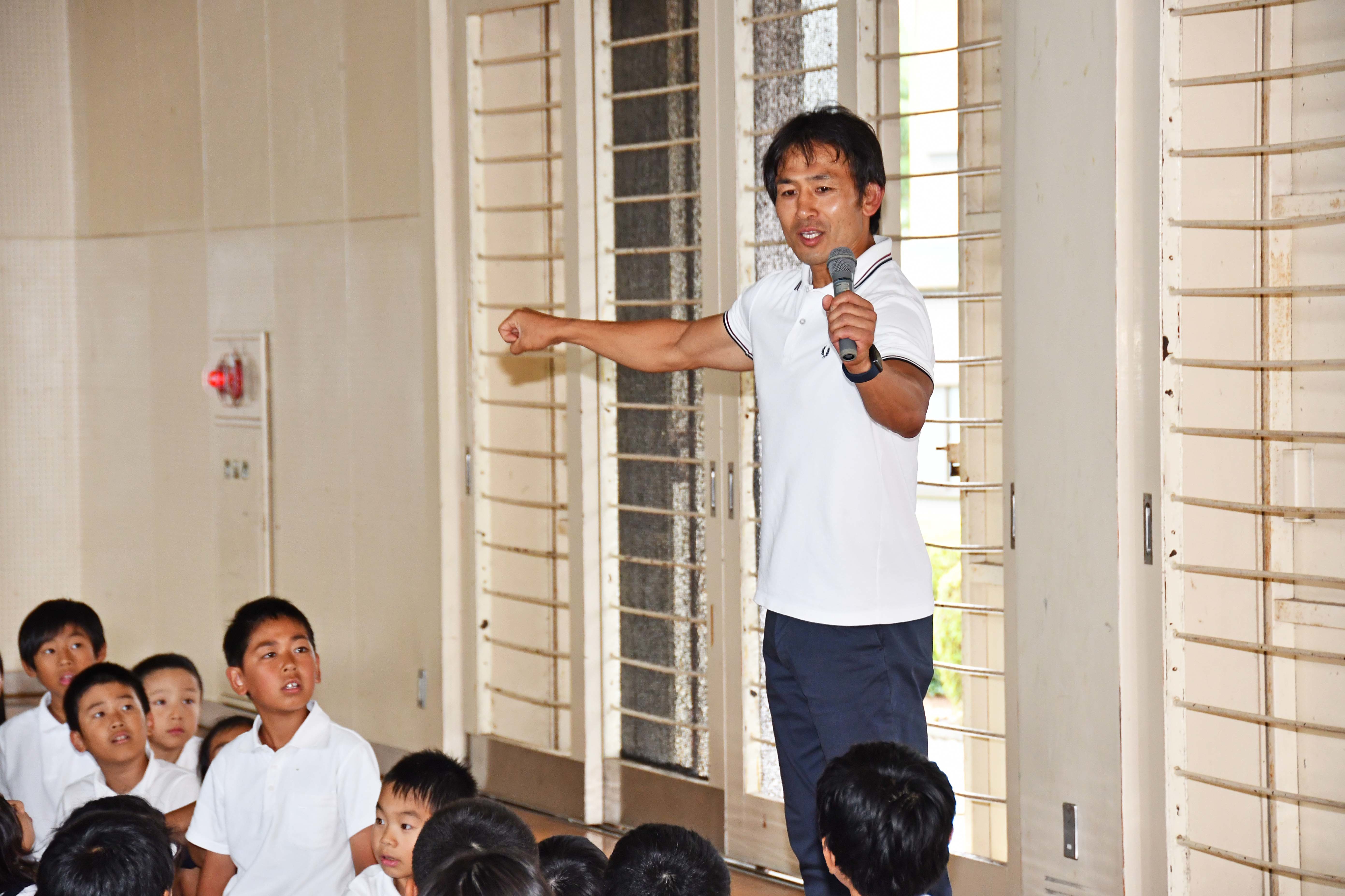 小学生に講話する小野沢さん