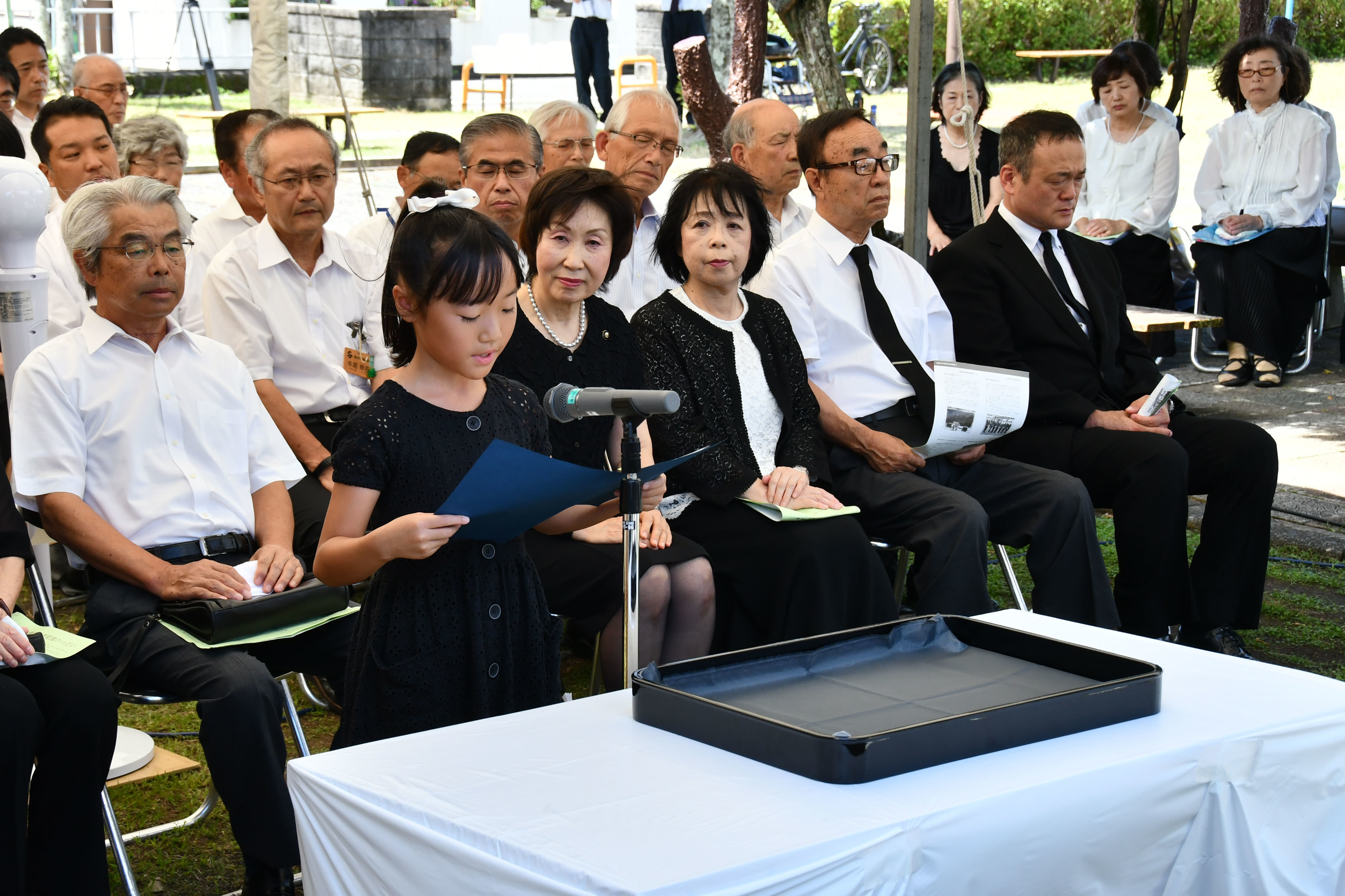 平和への誓いを述べる小学生