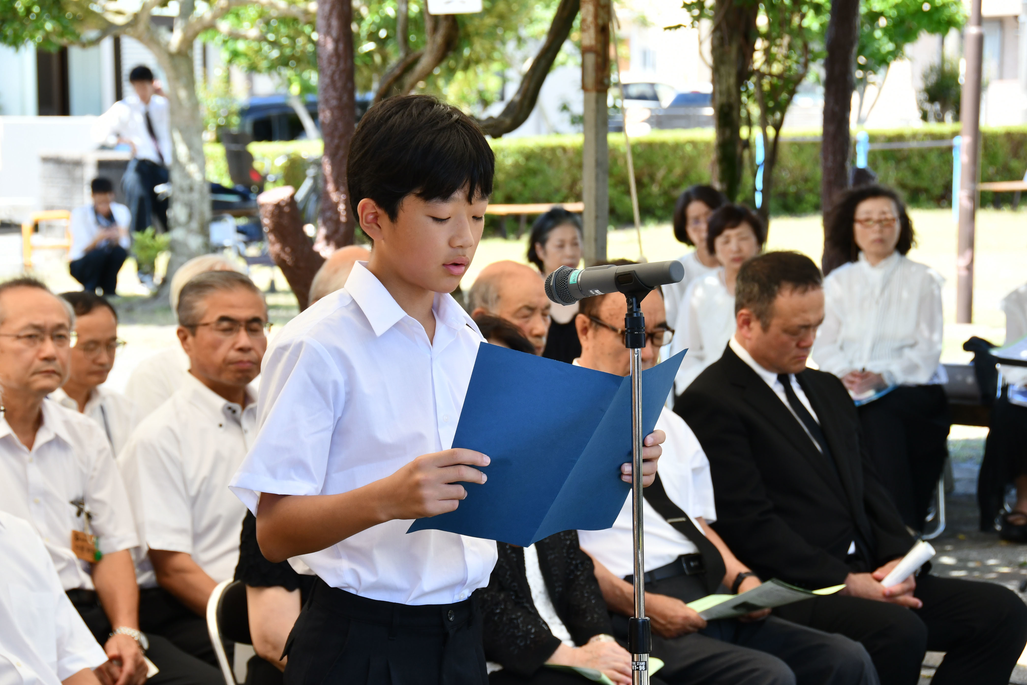 平和への誓いを述べる小学生