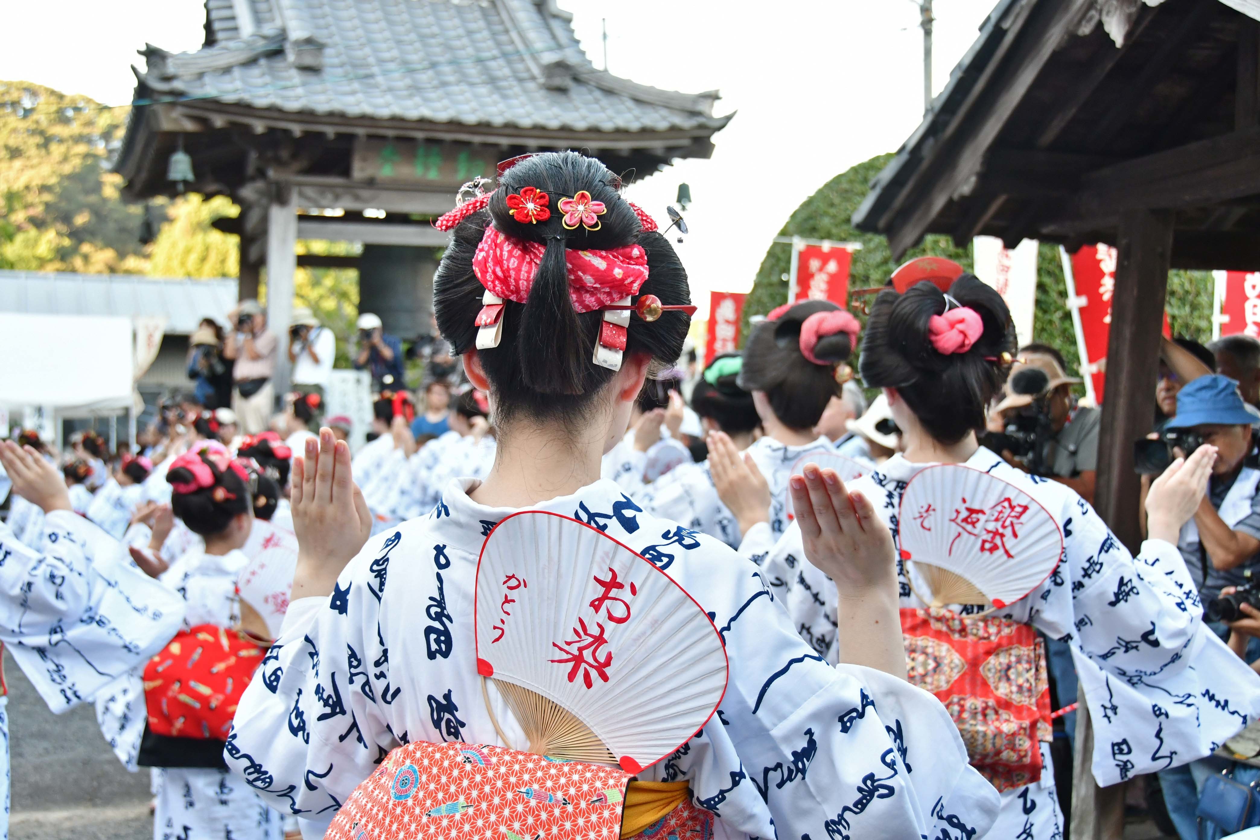 鵜田寺で奉納踊りをする髷娘