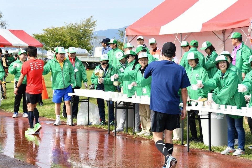 モンゴル国スポーツ庁職員が第11回大井川マラソンinリバティのボランティア業務に携わる