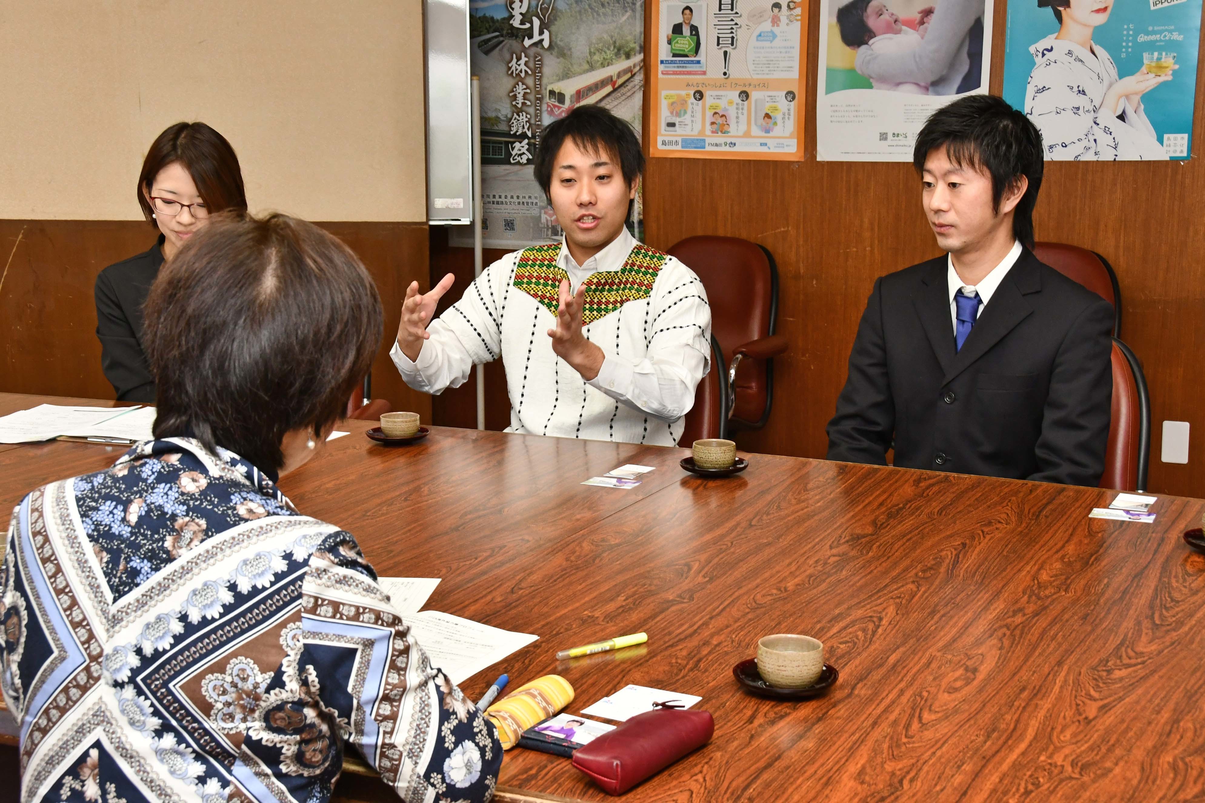 活動を経て経験したことを話す渡邉さん（中央）と仁科さん（右）