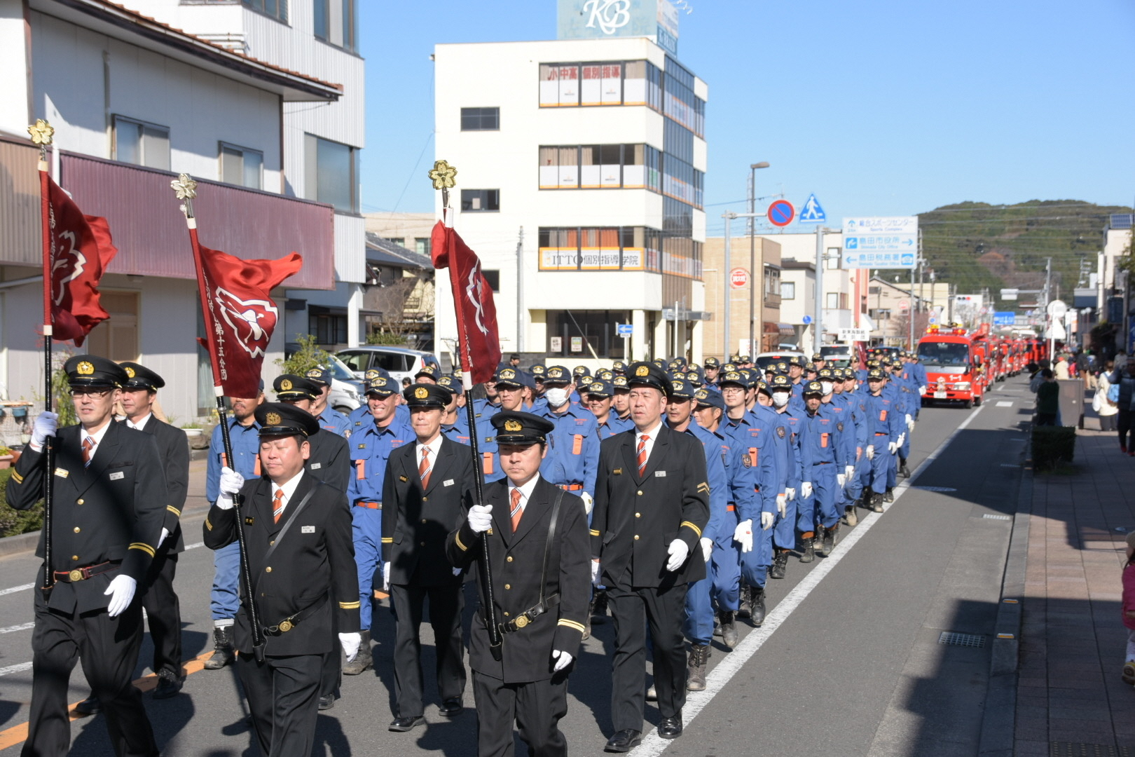 行進する団員