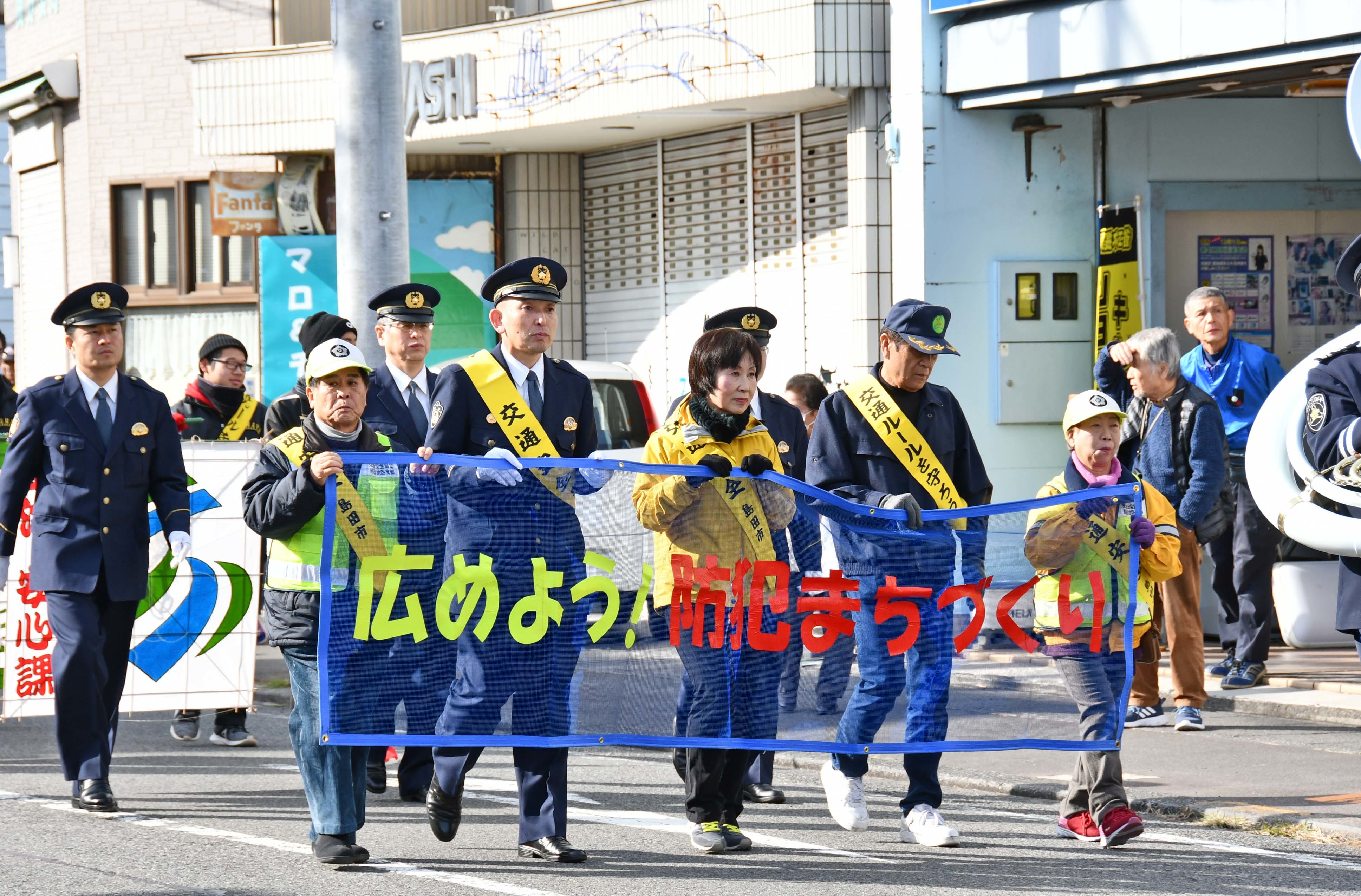 交通安全と防犯を呼びかける染谷市長ら