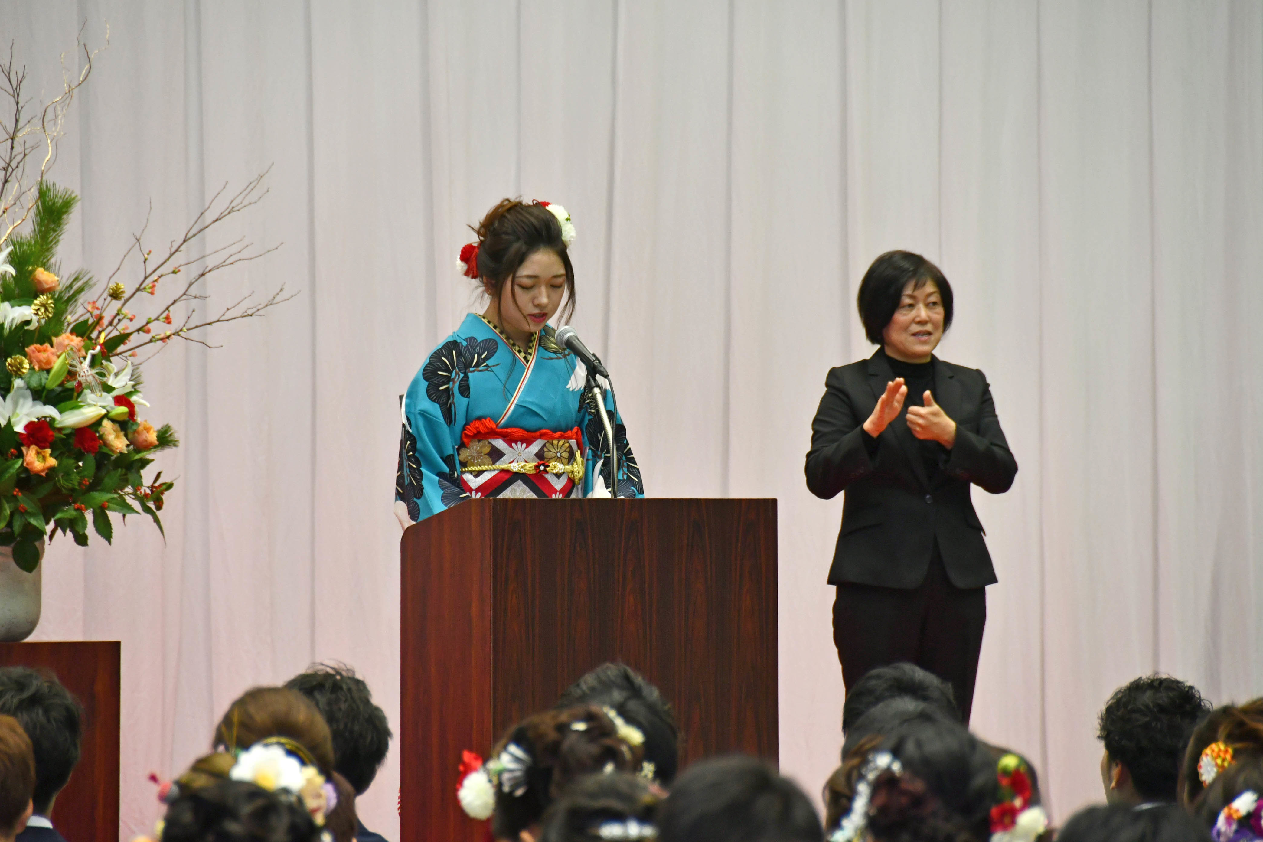 新成人代表の言葉を述べる三村さん