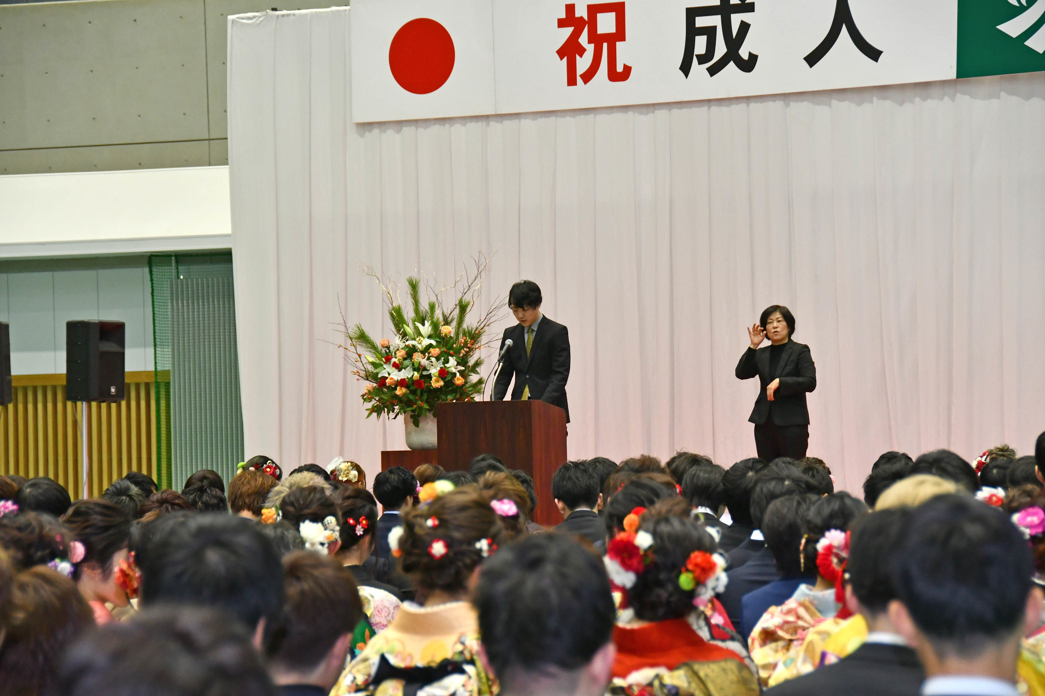 新成人代表の言葉を述べる前田さん