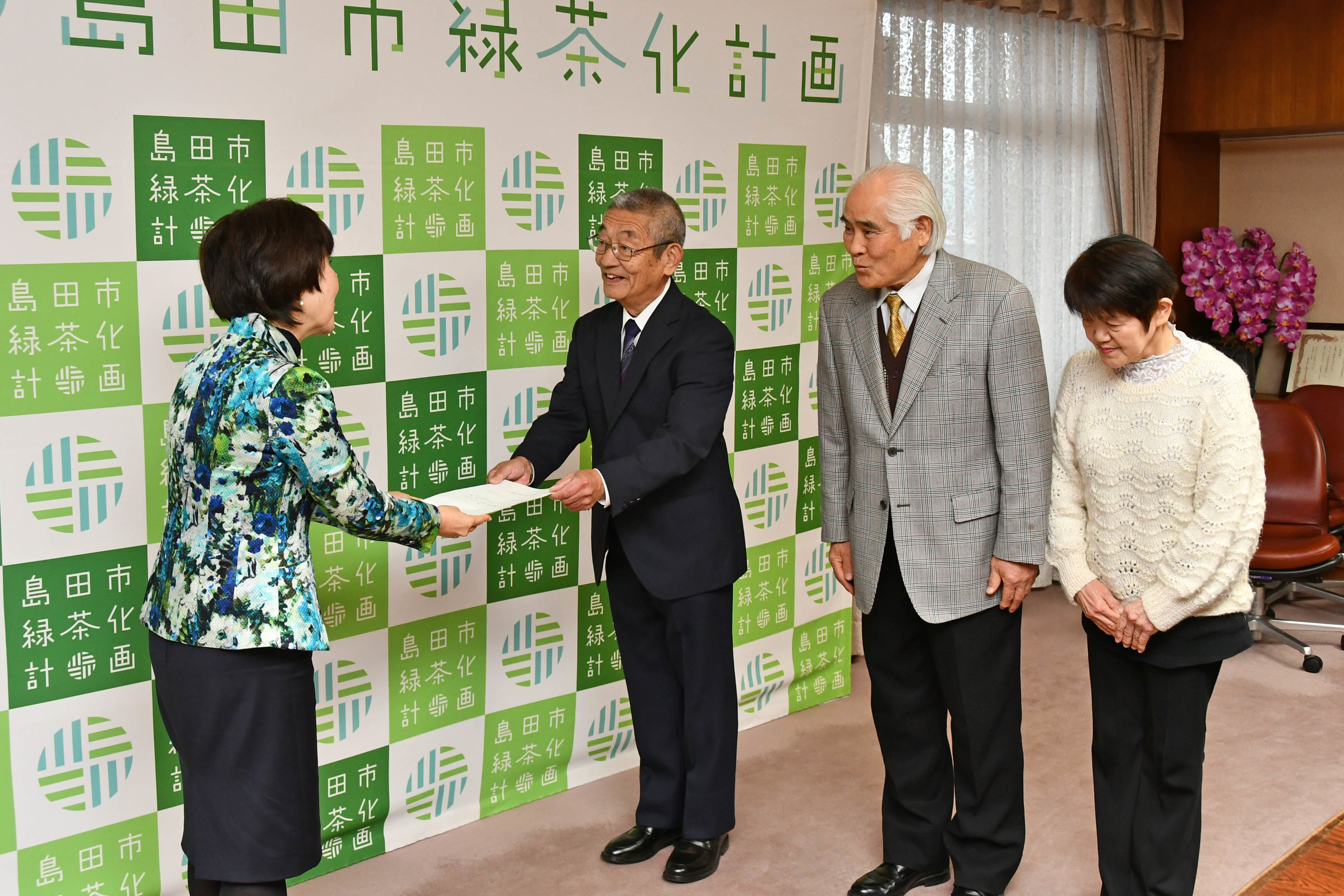 提言書を提出する草野会長ら