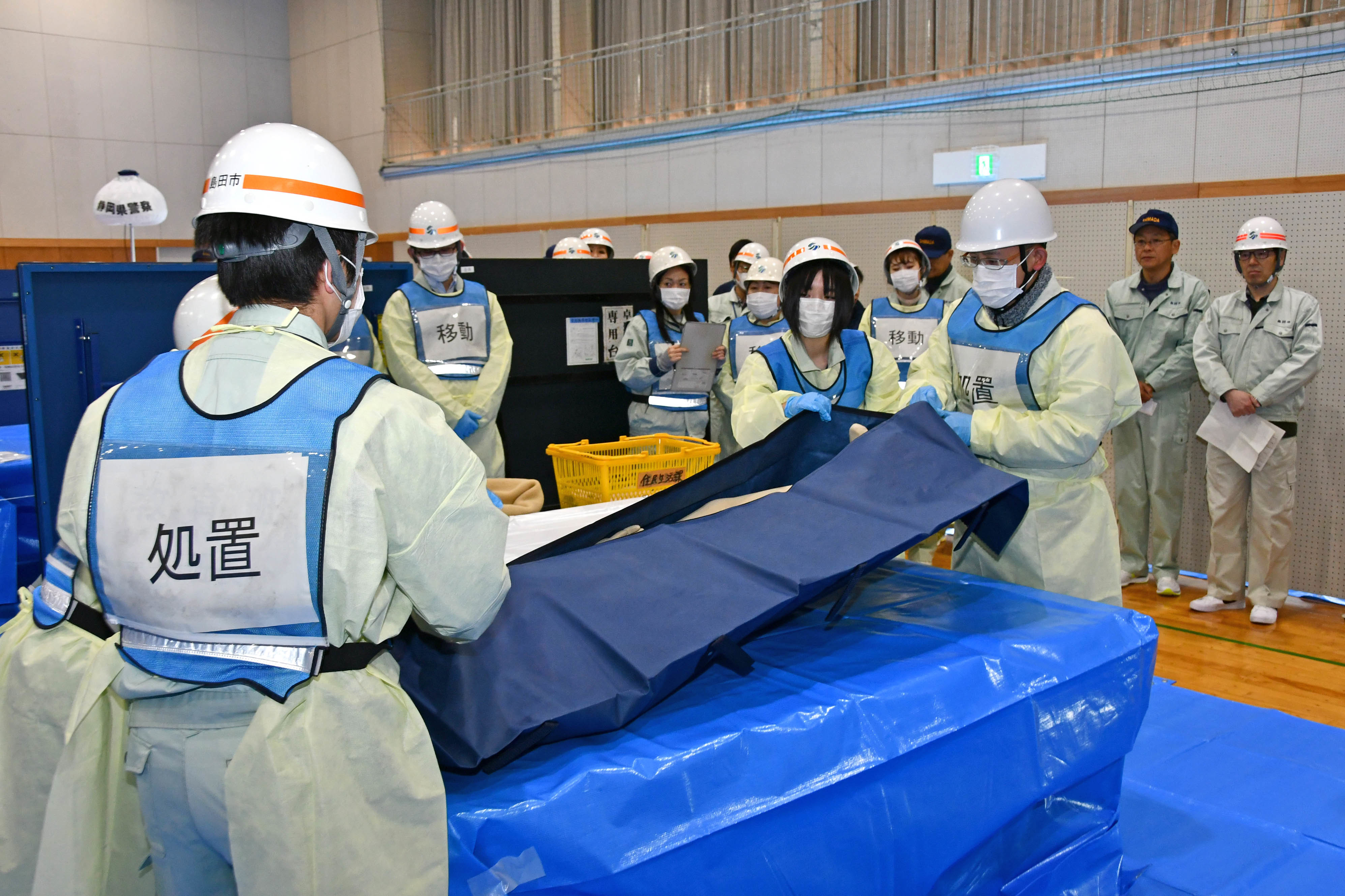 訓練に参加する市職員ら