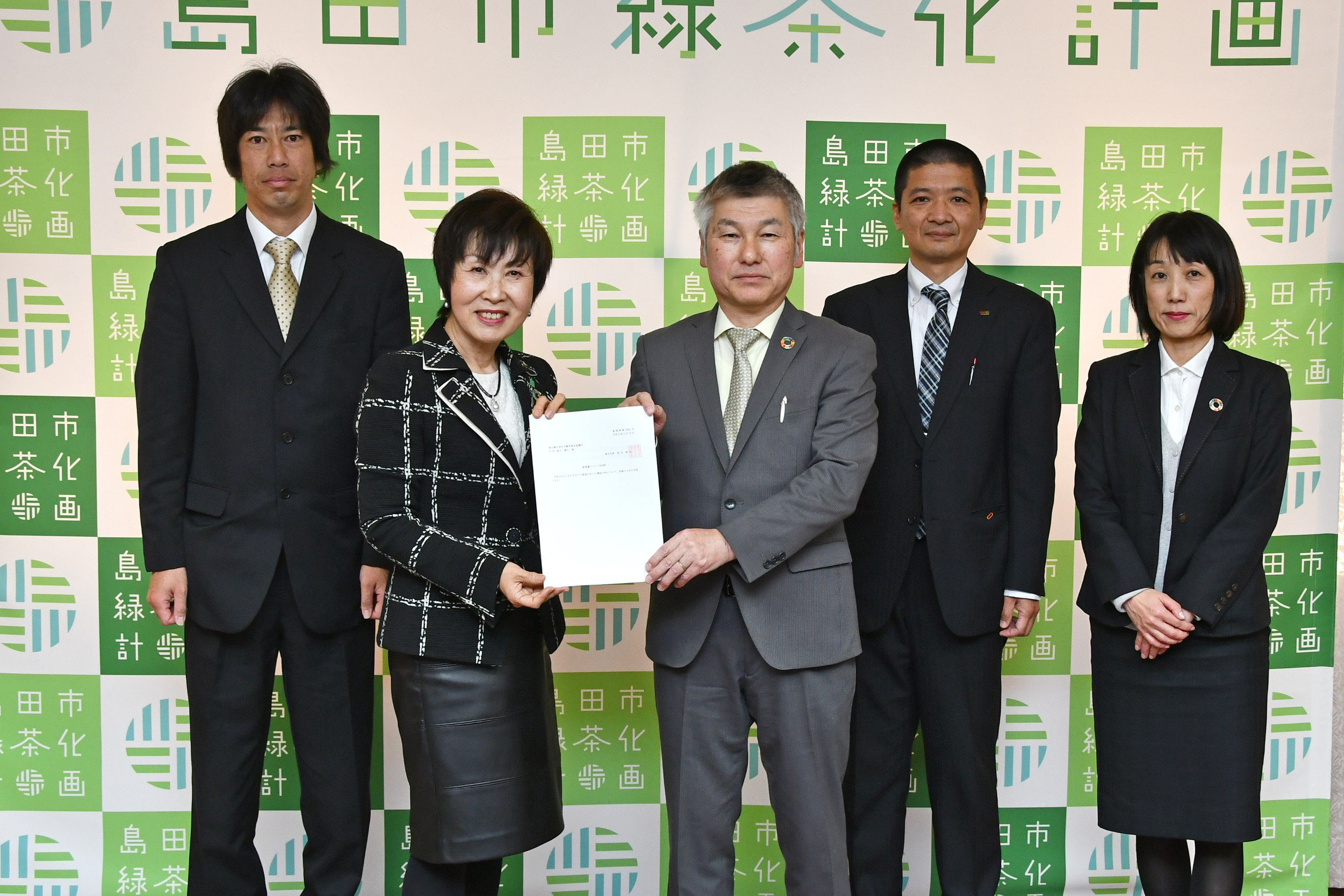 染谷市長から回答書を受け取る鈴木会長ら