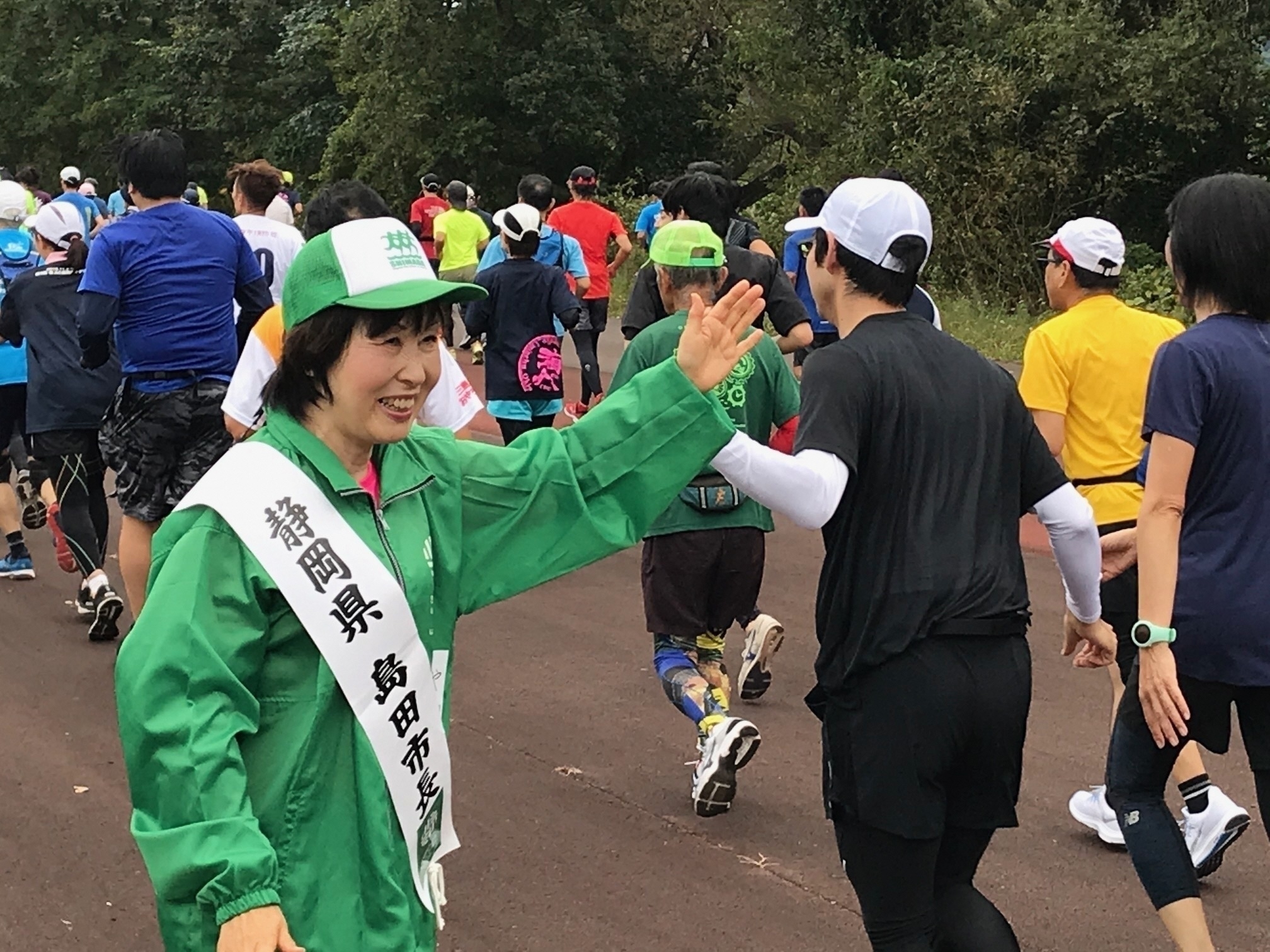 しまだ大井川マラソンでランナーを応援する染谷市長