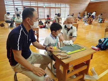 竹とんぼ作り指導