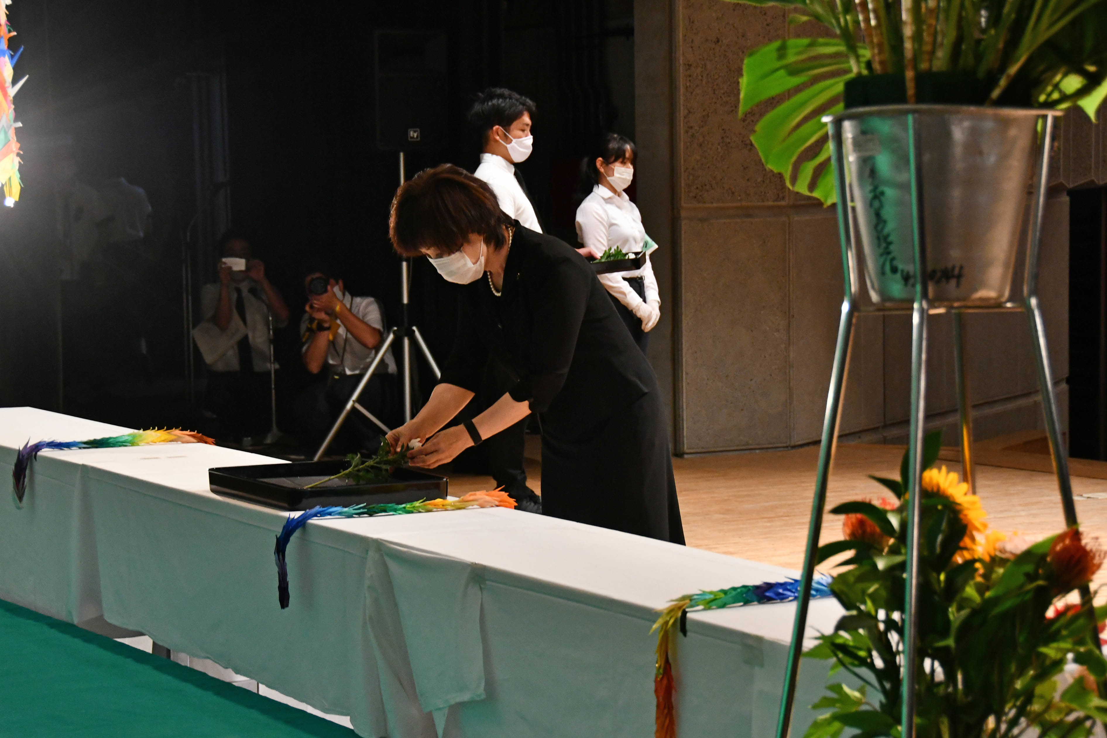 献花する染谷市長