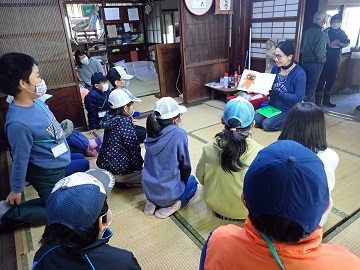 古民家での読み聞かせ