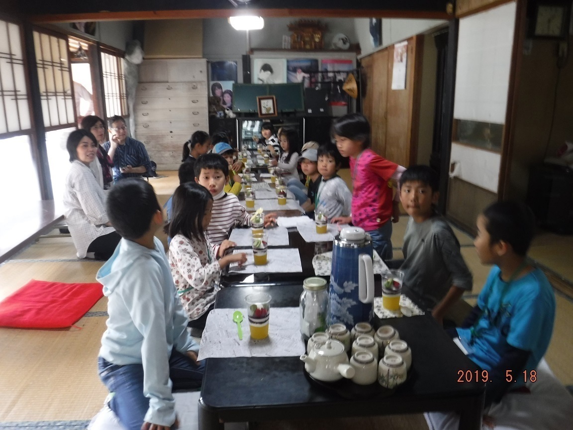 昼食の様子