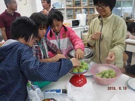 梅ジュースづくり梅と氷砂糖の計量