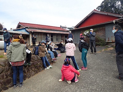 お地蔵さんの話を聞く