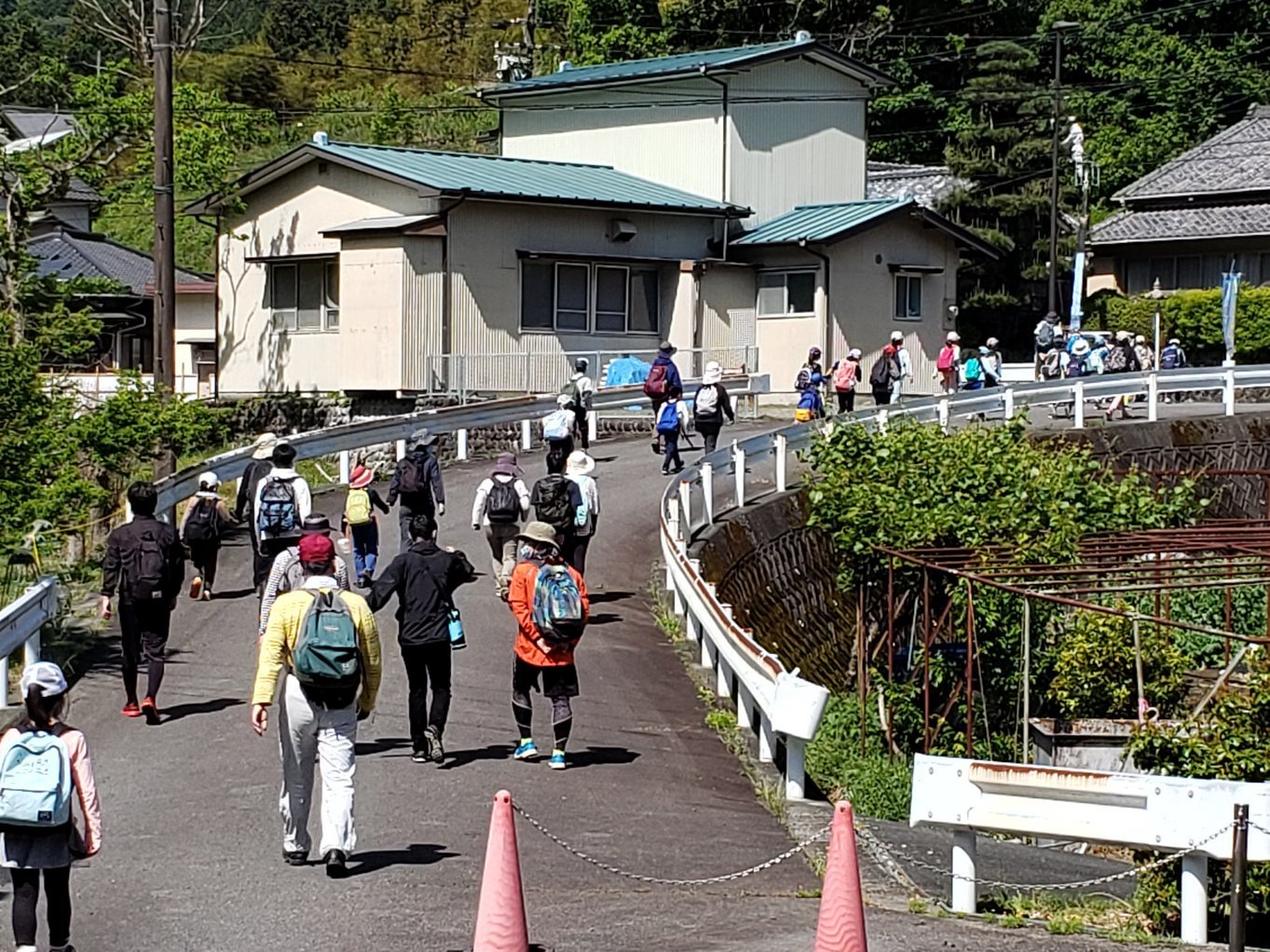 伊久美小学校出発