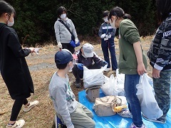 重さを量って袋詰め作業