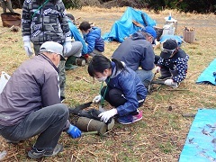 運んだ炭を切る作業