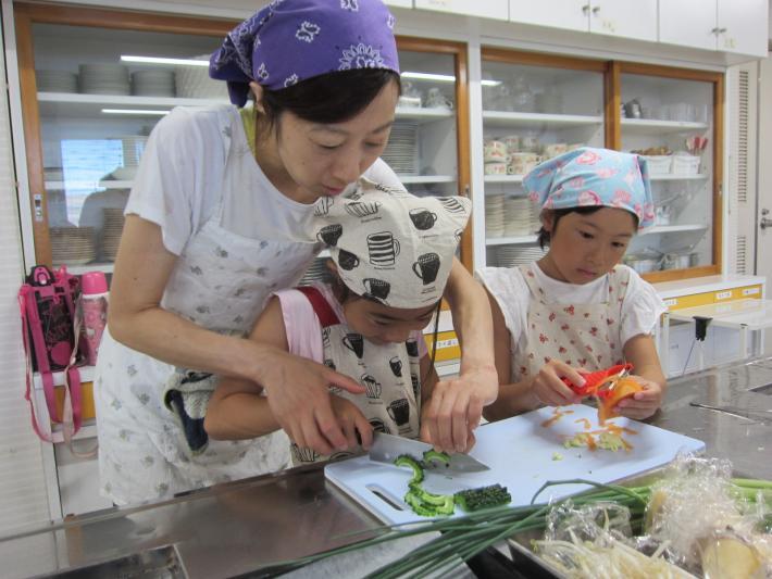 料理をする親子の様子