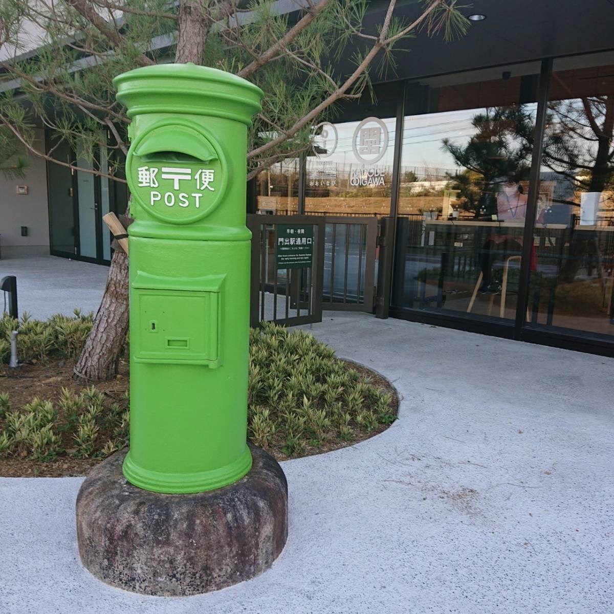 緑茶色の郵便ポスト