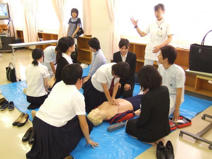 AEDの実習を受ける学生達