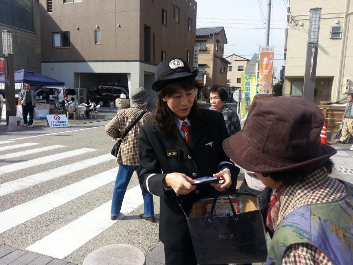 街頭広報の様子　園田