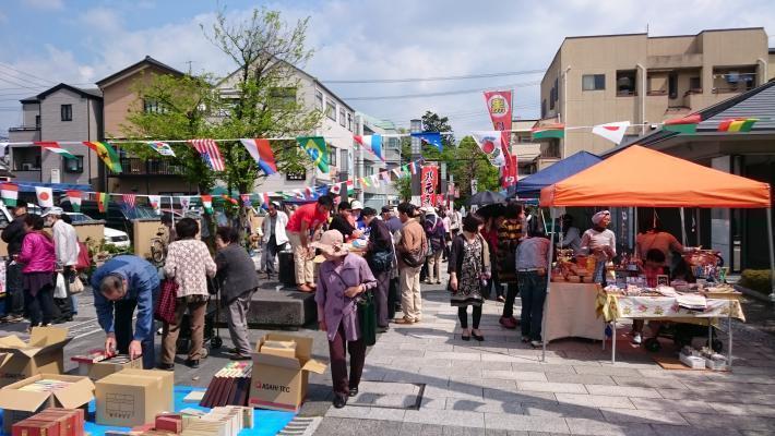 大勢の客が露店を散策しているところ