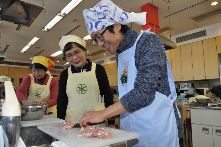 食推協グループ「山吹」の調理実習を、青木リポーターが初体験