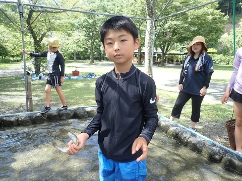 やまめのつかみ取り