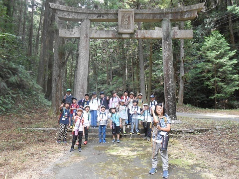 神社の鳥居で集合写真