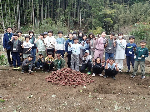サツマイモと集合写真